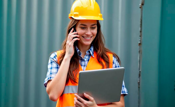 Femme dans un port avec un téléphone et un ordinateur