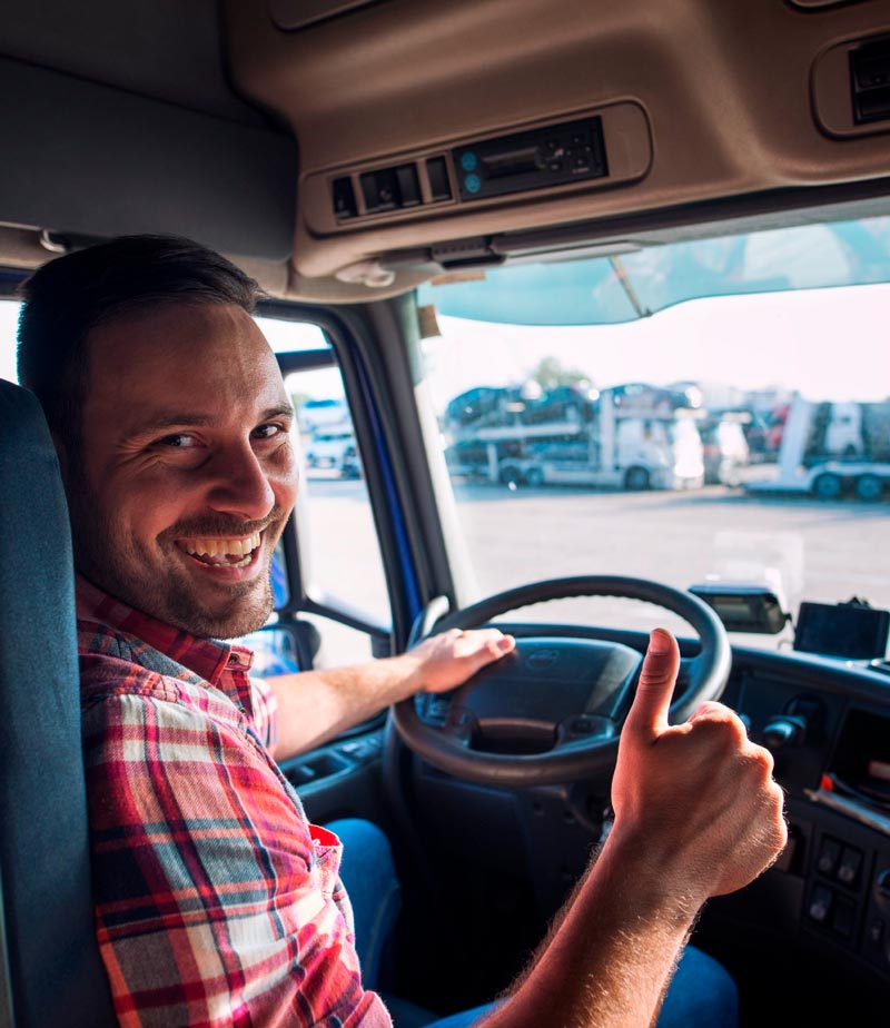 un homme dans son camion